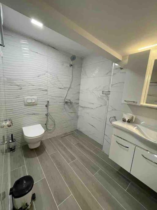Lovely Apartment In Pogradec City With A Lake View Zewnętrze zdjęcie